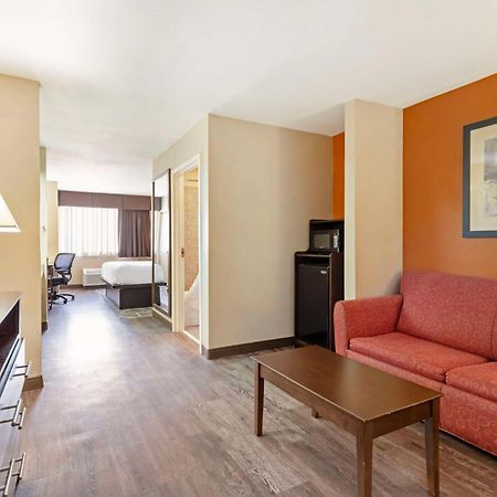 Best Western Inn & Suites ניו בראונפלס מראה חיצוני תמונה