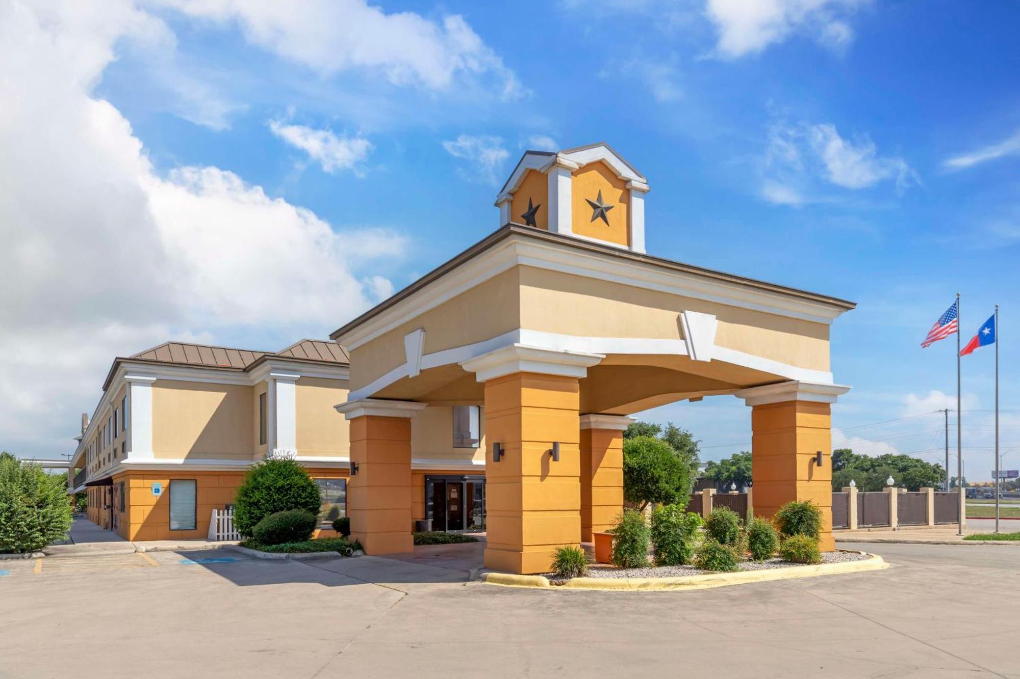 Best Western Inn & Suites ניו בראונפלס מראה חיצוני תמונה
