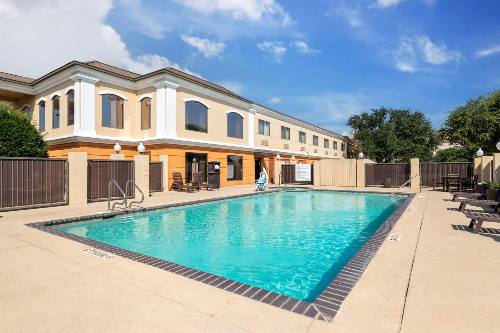 Best Western Inn & Suites ניו בראונפלס מראה חיצוני תמונה